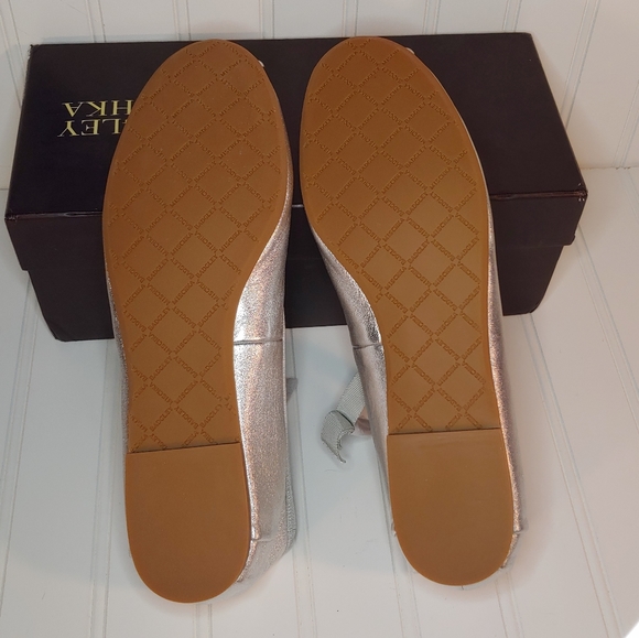 Badgley Mischka Karter II Silver Soft Leather Ornamented Ballet Flat size 10 NWT - Picture 7 of 16